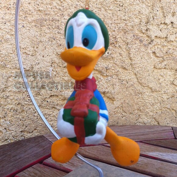 Vintage Walt Disney Donald Duck Ornament Present Christmas Holiday Winter Scarf - Picture 4 of 10
